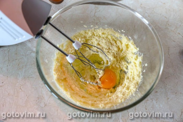 Бисквитный пирог с черной смородиной и безе 