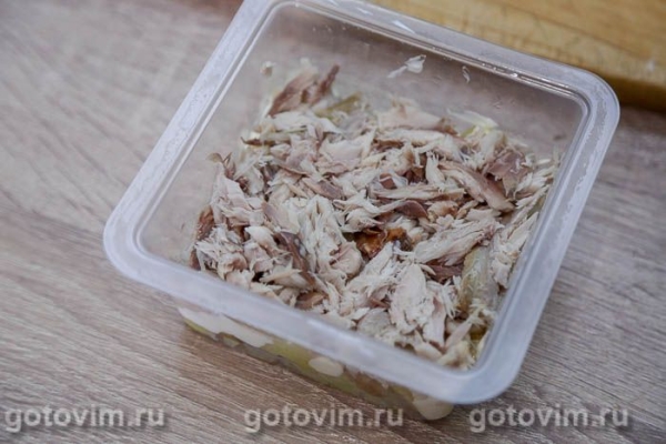 Слоеный салат из копченой скумбрии с картофелем и свежим огурцом Слоеный салат из копченой скумбрии с картофелем и свежим огурцом
