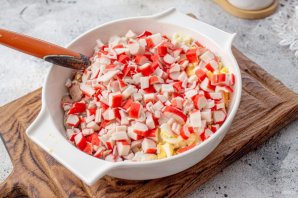 Салат из крабовых палочек и печени трески Салат из крабовых палочек и печени трески