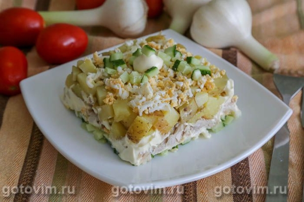 Слоеный салат из копченой скумбрии с картофелем и свежим огурцом Слоеный салат из копченой скумбрии с картофелем и свежим огурцом