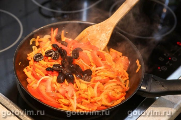 Кефаль в духовке, запеченная на овощной подушке