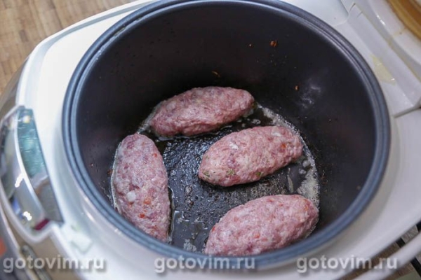 Мясные зразы с яйцом, луком и зеленью в мультиварке