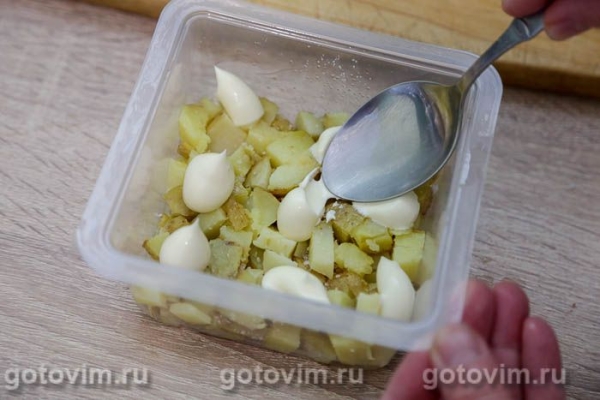 Слоеный салат из копченой скумбрии с картофелем и свежим огурцом Слоеный салат из копченой скумбрии с картофелем и свежим огурцом