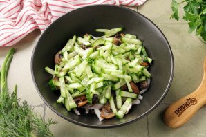 Салат с кальмаром, огурцом и грибами Салат с кальмаром, огурцом и грибами