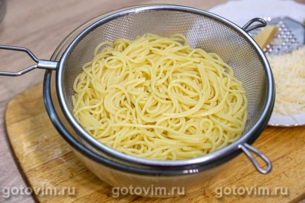 Паста карбонара с беконом и чесноком в мультиварке