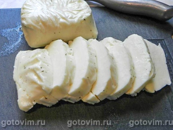 Летний вегосалат из перловки с сыром халуми и фасолевым кремом