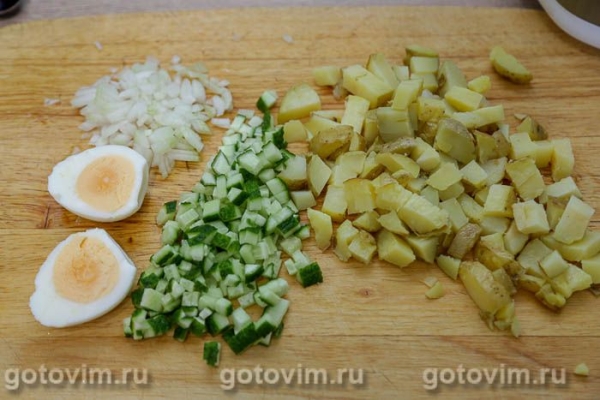 Слоеный салат из копченой скумбрии с картофелем и свежим огурцом Слоеный салат из копченой скумбрии с картофелем и свежим огурцом