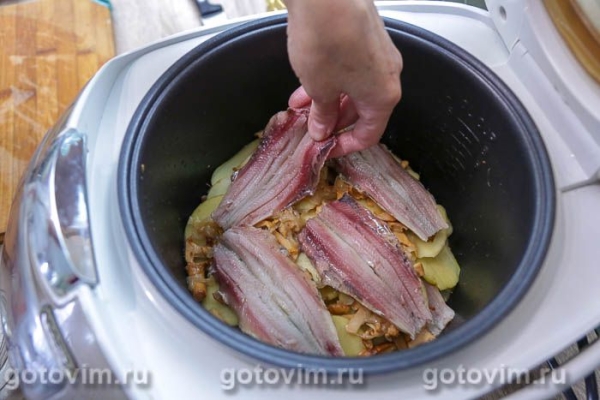 Запеканка из салаки, картофеля и лисичек в мультиварке Запеканка из салаки, картофеля и лисичек в мультиварке