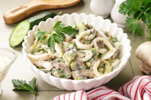 Салат с кальмаром, огурцом и грибами Салат с кальмаром, огурцом и грибами
