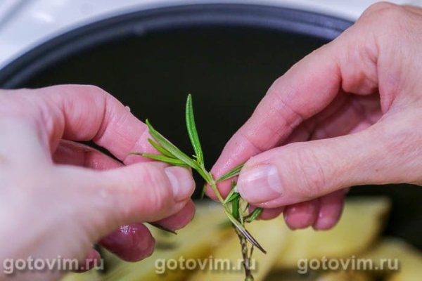 Молодой картофель дольками в мультиварке с чесноком, розмарином и каймаком