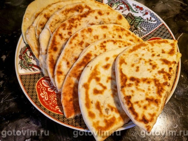 Турецкие лепешки гезлеме с индейкой и моцареллой