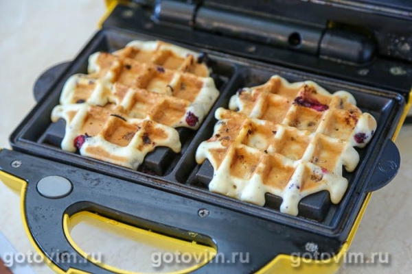 Хрустящие вафли с лесными ягодами
