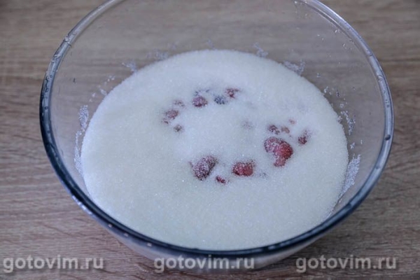 Земляничное варенье с черникой в микроволновке