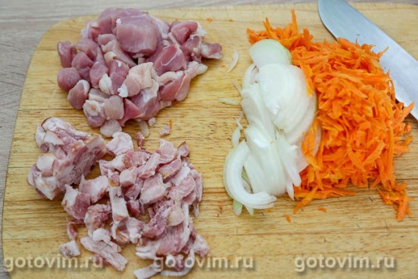 Рис со свинина, капустой и подкопчённым беконом в мультиварке