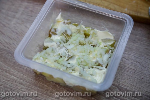 Слоеный салат из копченой скумбрии с картофелем и свежим огурцом Слоеный салат из копченой скумбрии с картофелем и свежим огурцом