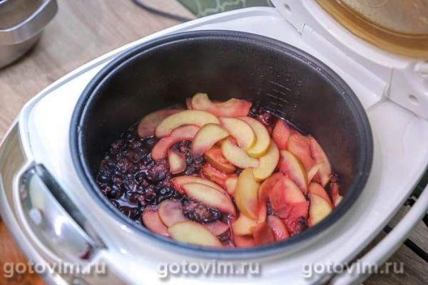 Компот из черной смородины и яблок в мультиварке