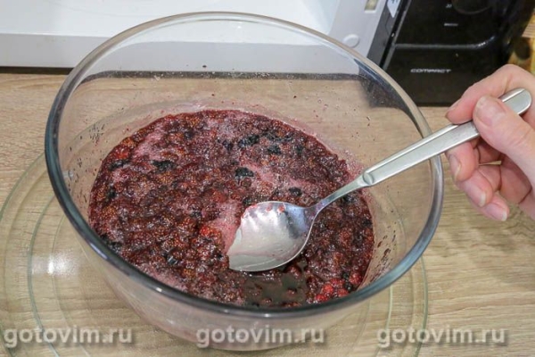Земляничное варенье с черникой в микроволновке