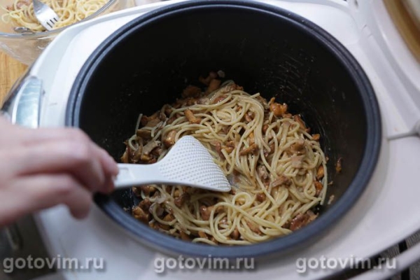Паста карбонара с беконом и лисичками в мультиварке Паста карбонара с беконом и лисичками в мультиварке