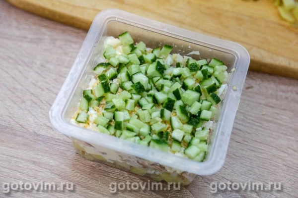 Слоеный салат из копченой скумбрии с картофелем и свежим огурцом Слоеный салат из копченой скумбрии с картофелем и свежим огурцом