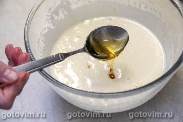Шарлотка из медового теста с  черносливом
