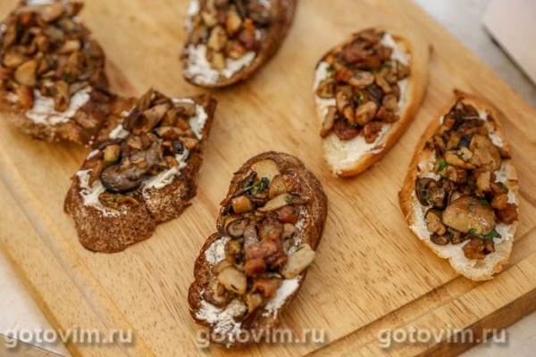 Брускетта с белыми грибами и творожным сыром Брускетта с белыми грибами и творожным сыром