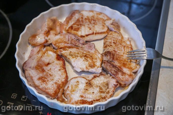 Свиные отбивные, запеченные с помидорами, моццарелой и лимоном Свиные отбивные, запеченные с помидорами, моццарелой и лимоном