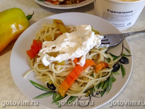 Спагетти с печёным перцем и сыром страчателла Спагетти с печёным перцем и сыром страчателла