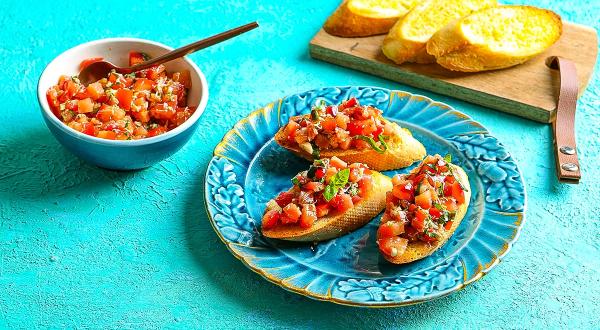 Чесночные брускетты с помидорами и сыром, пошаговый рецепт с фото на 129 ккал Чесночные брускетты с помидорами и сыром, пошаговый рецепт с фото на 129 ккал