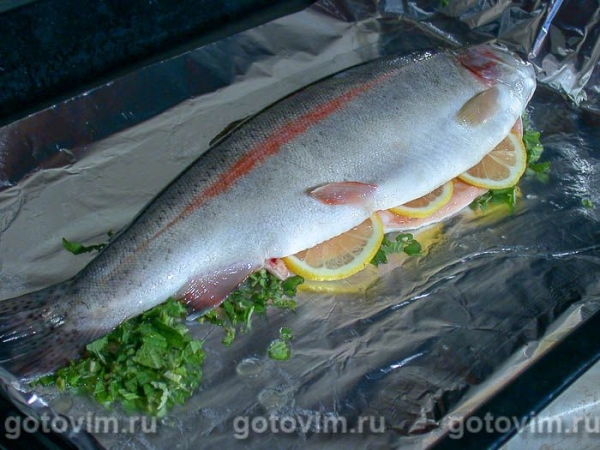 Форель с мятой, запеченная в фольге
