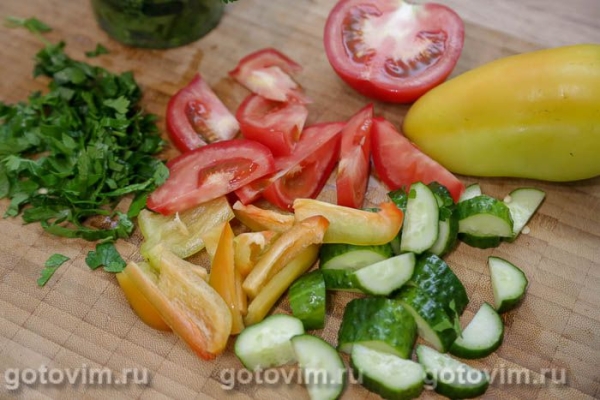 Овощной салат с адыгейским сыром и сванской солью