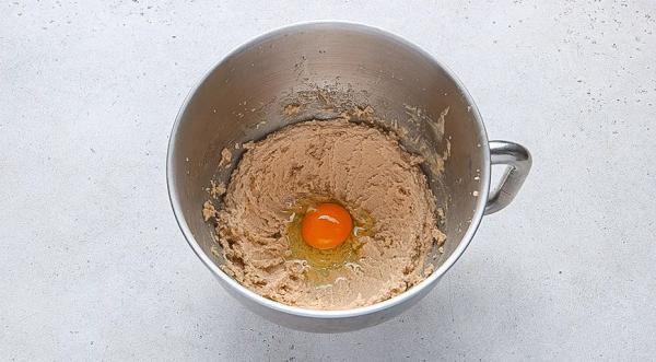 Шарлотка с какао и сливами, пошаговый рецепт с фото на 332 ккал