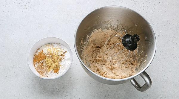 Шарлотка с какао и сливами, пошаговый рецепт с фото на 332 ккал