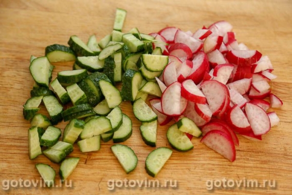 Окрошка на квасе с курицей и цветной капустой