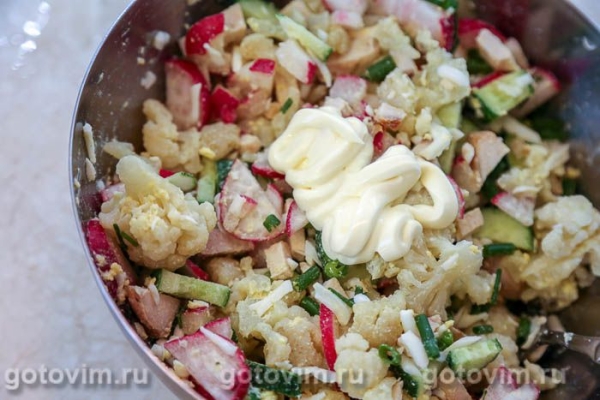 Окрошка на квасе с курицей и цветной капустой