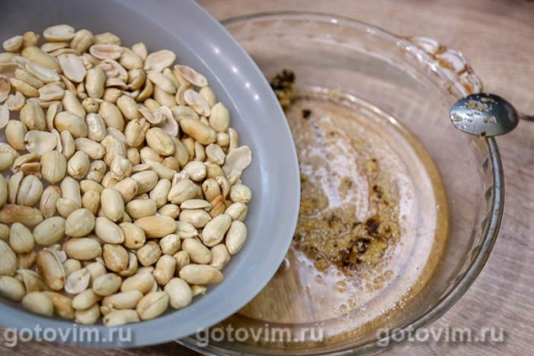 Жареный арахис с аджикой и чесноком в микроволновке