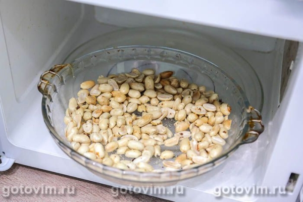 Жареный арахис с аджикой и чесноком в микроволновке