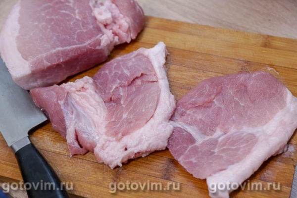 Свиная отбивная с соусом из красной смородины в мультиварке