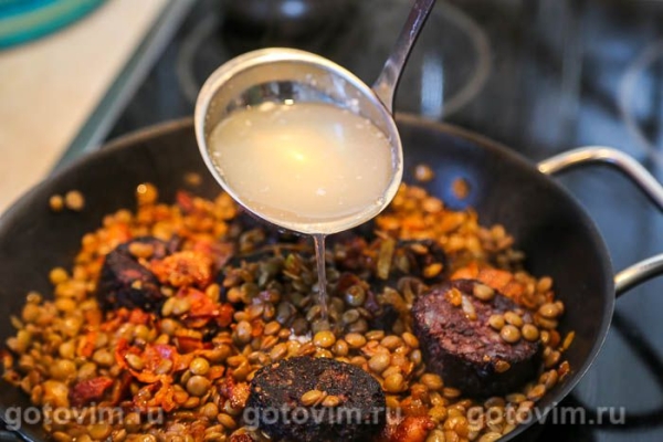 Чечевица с кровяной колбасой и беконом