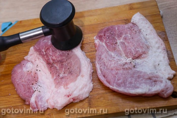Свиная отбивная с соусом из красной смородины в мультиварке