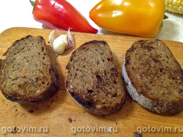 Брускетта с запечённым перцем, помидорами и сыром страчателла Брускетта с запечённым перцем, помидорами и сыром страчателла