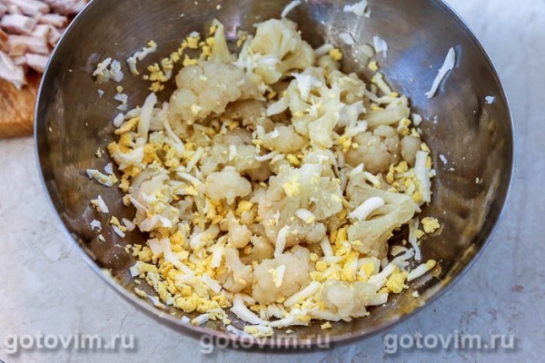 Окрошка на квасе с курицей и цветной капустой