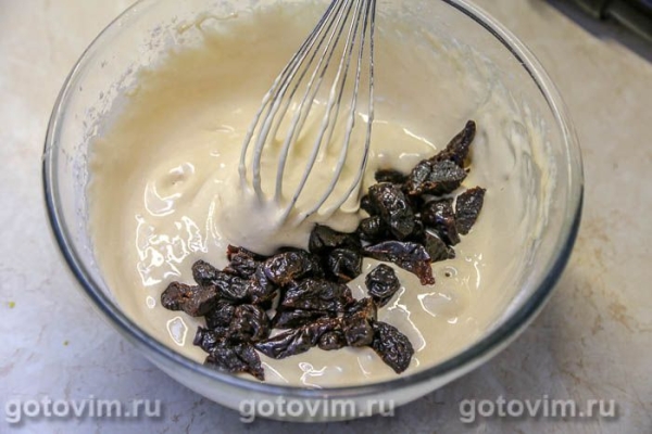 Шарлотка из медового теста с  черносливом