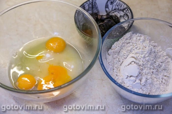 Шарлотка из медового теста с  черносливом