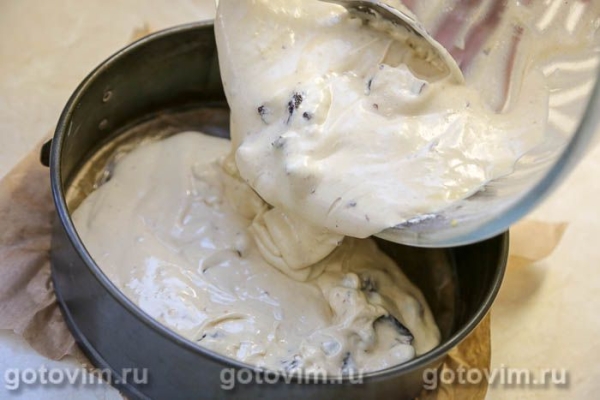 Шарлотка из медового теста с  черносливом