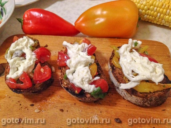 Брускетта с запечённым перцем, помидорами и сыром страчателла Брускетта с запечённым перцем, помидорами и сыром страчателла