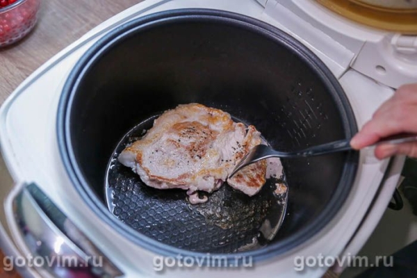 Свиная отбивная с соусом из красной смородины в мультиварке