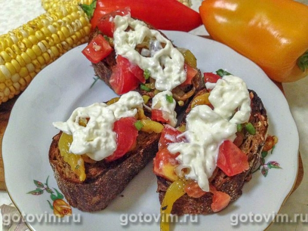 Брускетта с запечённым перцем, помидорами и сыром страчателла Брускетта с запечённым перцем, помидорами и сыром страчателла