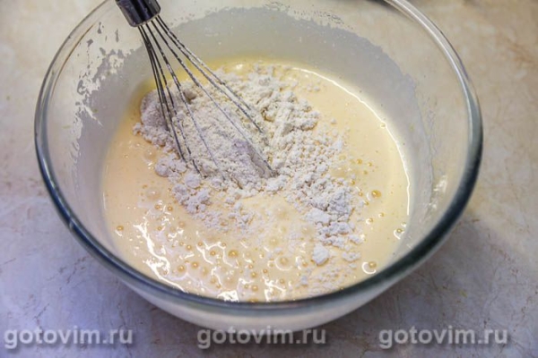 Шарлотка из медового теста с  черносливом