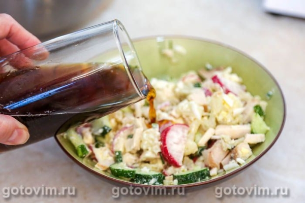 Окрошка на квасе с курицей и цветной капустой
