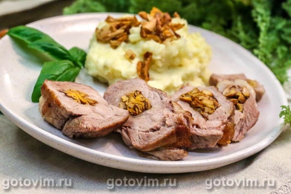 Рулетики из свинины с жареными лисичками в сметане